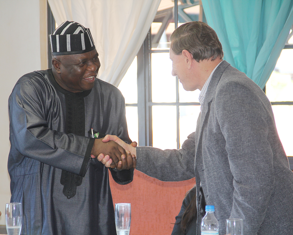 EMBAIXADOR DA REPÚBLICA FEDERAL DA NIGÉRIA VISITA TRÊS DE MAIO